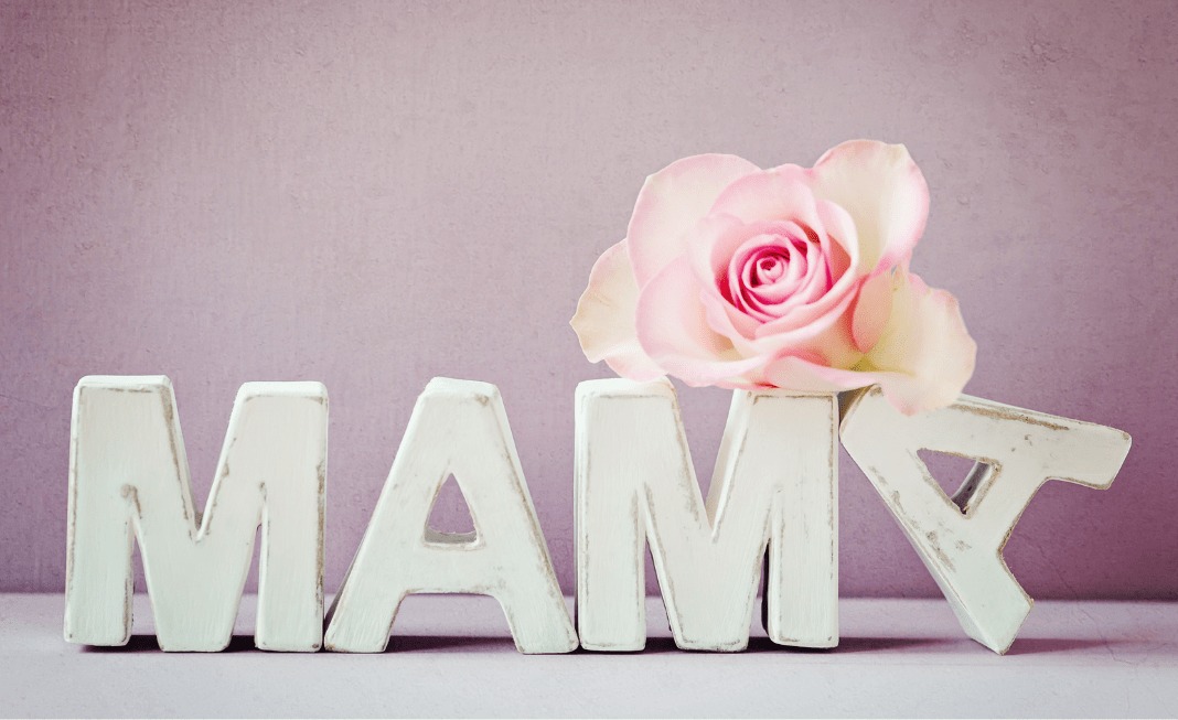 Motinos dienos proga: dainos mamai, eilės mamai, padėka mamai